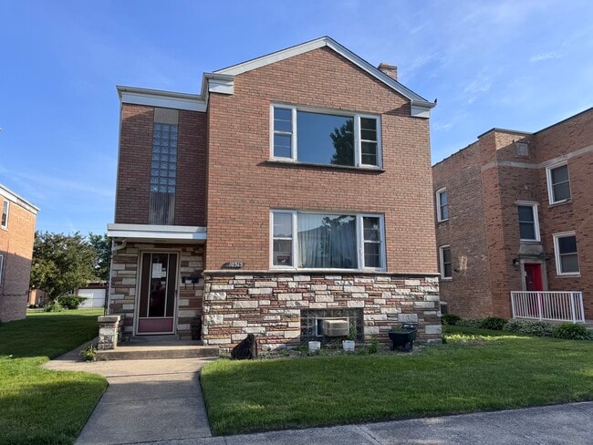 Building Photo - 10315 Chaucer St Unit 2