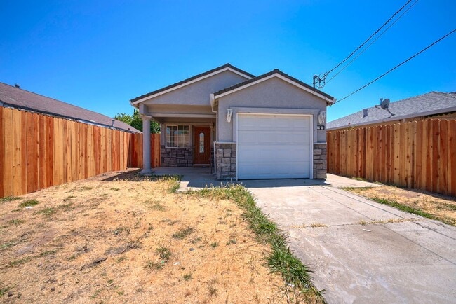 Building Photo - 2716 Yreka Ave Rental