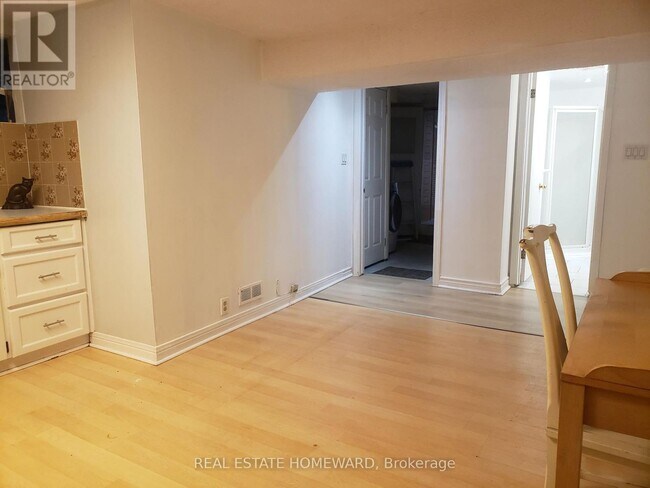 Photo - 697 Dupont St