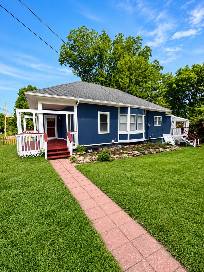 Building Photo - Charming 2 Bed Home with Spacious Porch