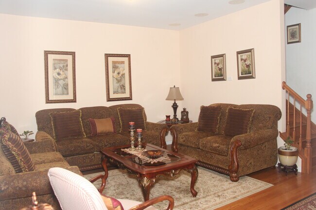 Photo - 2492 Waterbury Ln