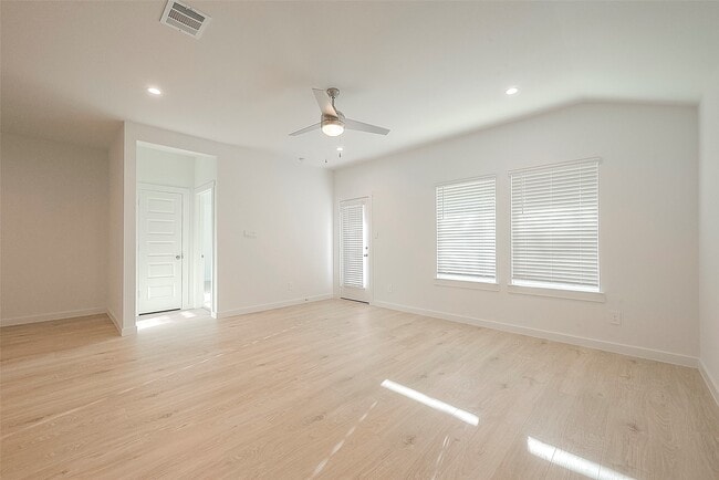 Building Photo - 4906 Edgewood Dr