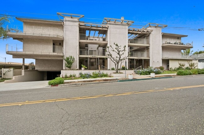 Building Photo - Panoramic View Condo For Lease