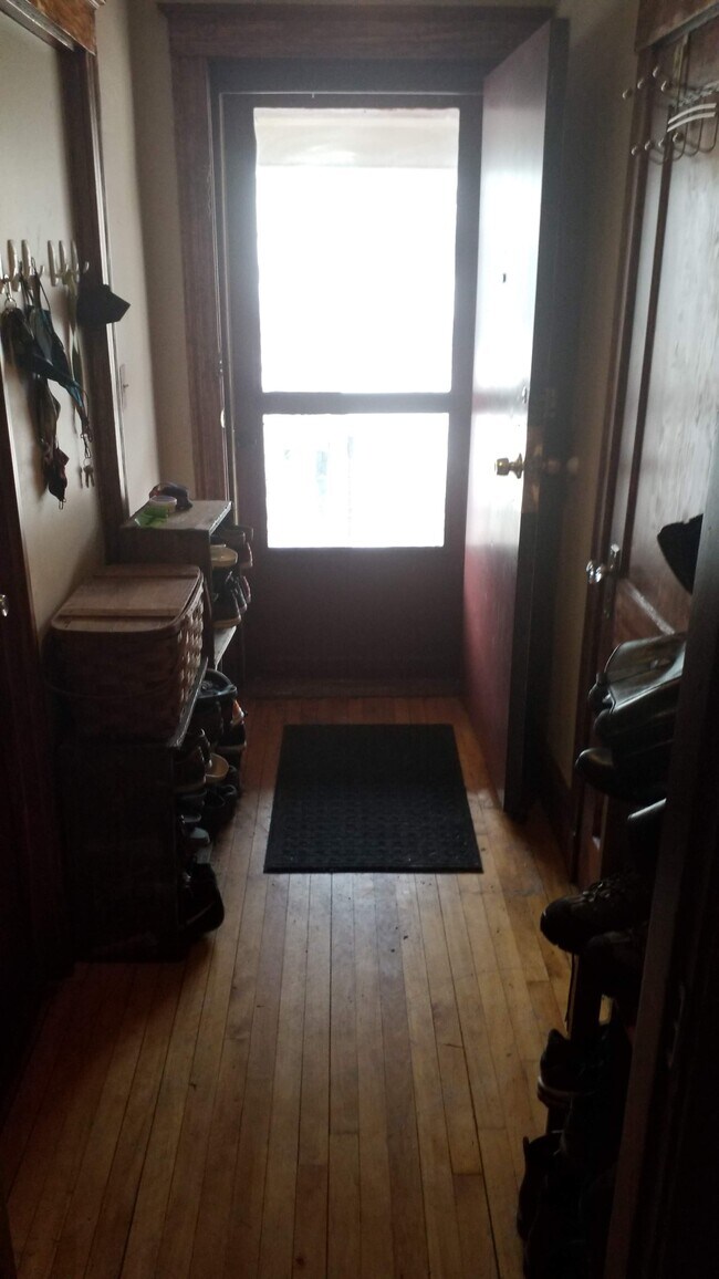 Front hallway / mudroom - 4054 Washington St Unidad 1