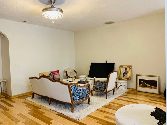 Photo - Beautiful 3 bedroom 2.5 bathroom townhome ...