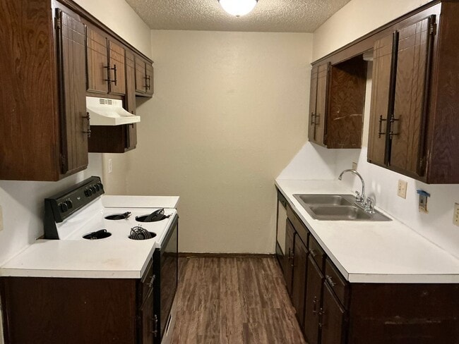 Photo - 2 bed, 1 bath with a 1 car garage duplex for rent in Moore near NW 27th and Shields.  New Paint a...