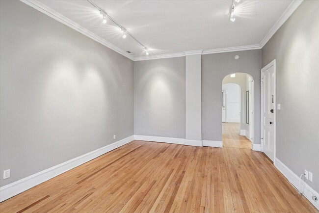 Photo - 3818 N Hermitage Ave Unit 2