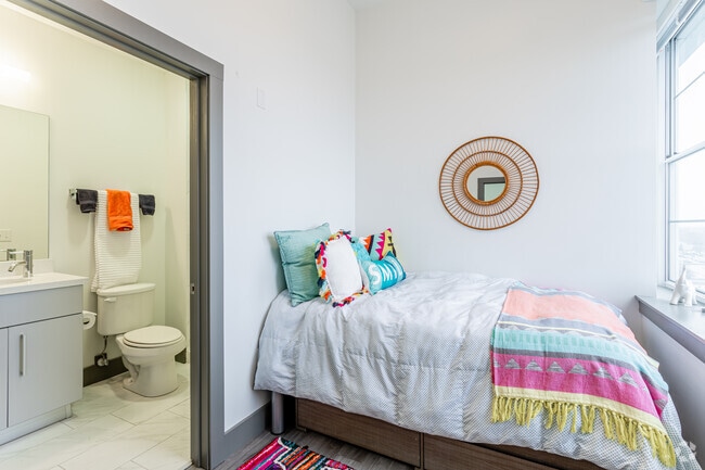 2BR, 2BA - 733 SF