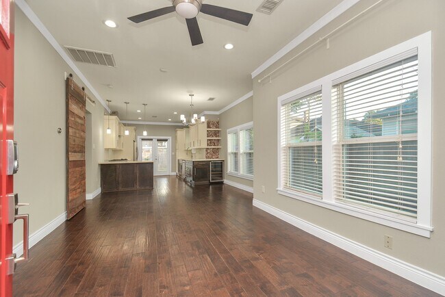 Photo - 318 Ennis St