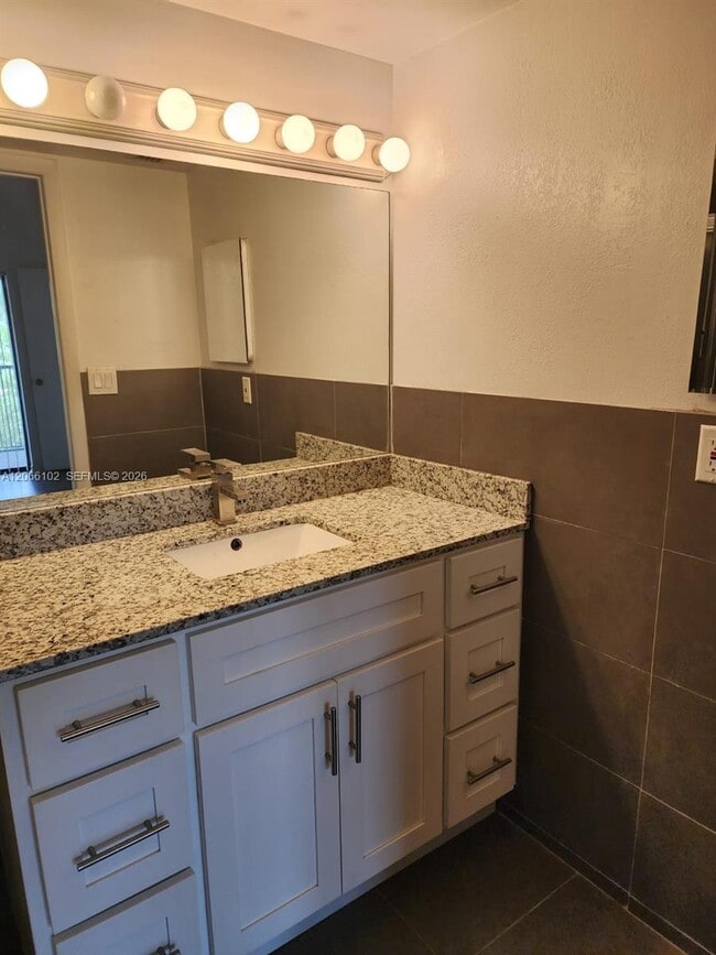Photo - 2445 SW 18th Terrace Unidad 711