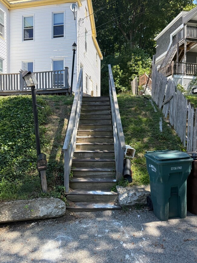 escaleras de acceso a la entrada - 15 Atlantic Ave