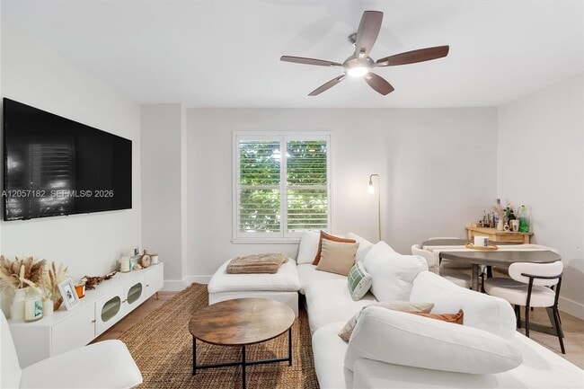 Building Photo - 747 Michigan Ave Unit 301