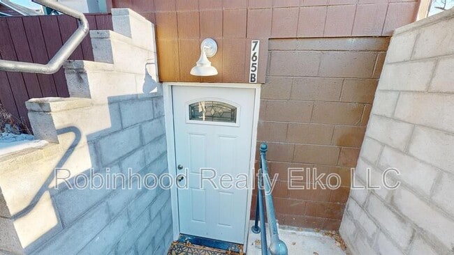 Building Photo - 756 1/2 Maple Street Unit B