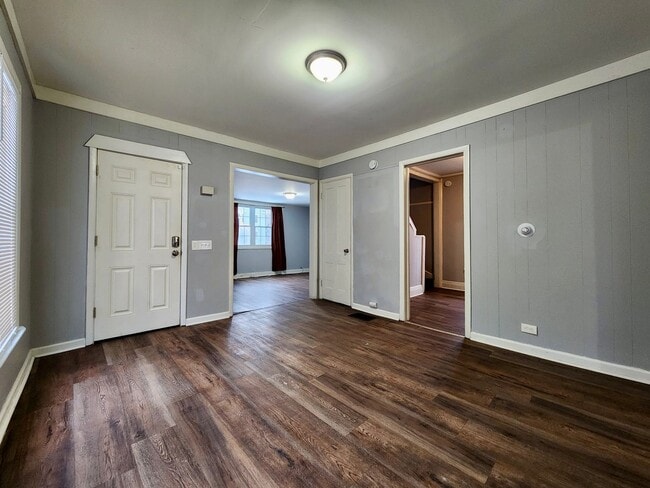 Photo - Spacious 4bd house | Laundry hooks ups | Driveway