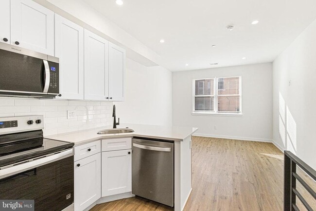 Photo - 2350 Moore St