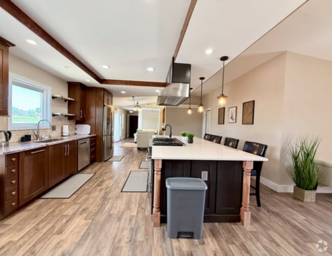 Building Photo - 301 W Mangrum Dr Rental