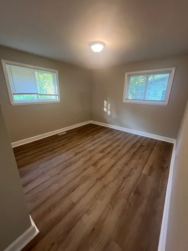 Photo - 2933 Courtney Rd