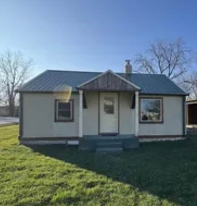 Building Photo - 2 bedroom/1 bath w/carport