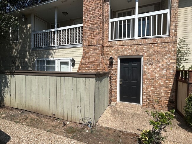 Building Photo - Private Corner Townhome