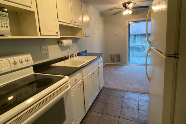 Kitchen - 2500 Topsfield Rd Unit 410