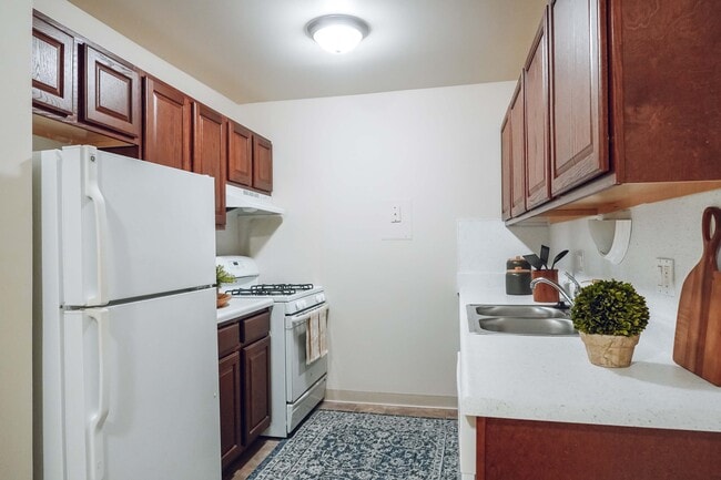 Kitchen - Traver Crossing Apartments