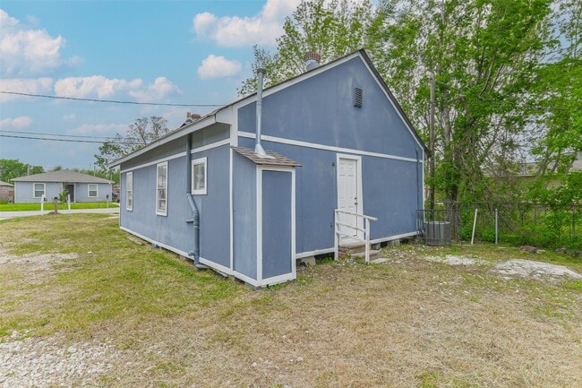 Building Photo - 9839 Racine St Rental