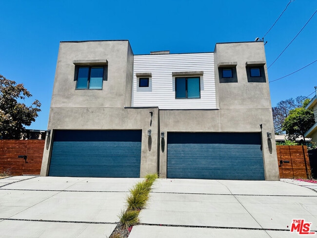 Photo - 948 E 67th St