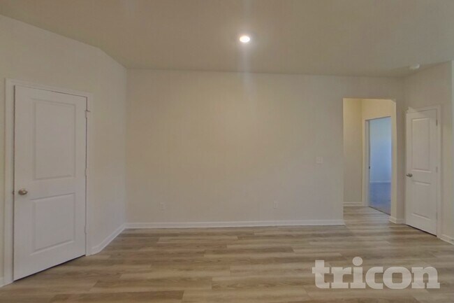 Photo - 1004 Claas Wy