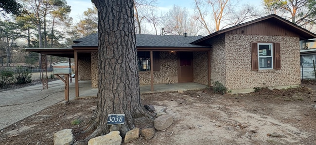 Building Photo - Amazing 4 bedroom/2 bath Home with Fireplace and Central Air & Heat!