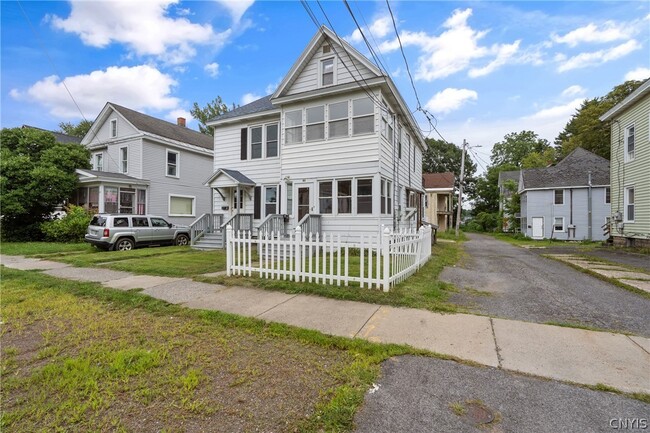 Photo - 115 W 1st St S