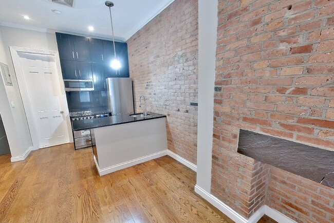 Building Photo - 279 E 10th St Rental