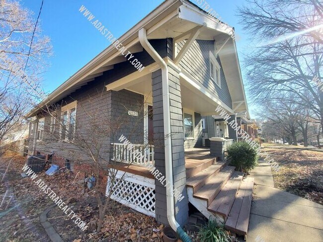 Photo - Beautiful Home in West Plaza-Available in AUGUST!!