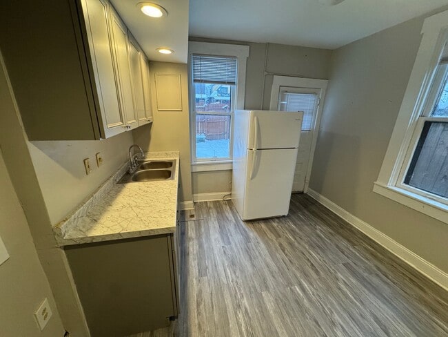 kitchen - 552 Bradley St Unit duplex