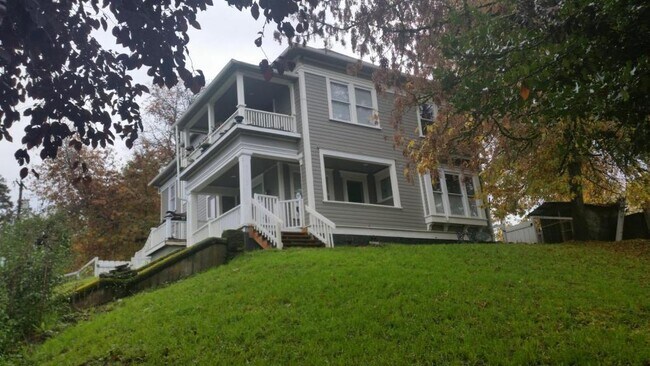957 Se Stephens St #3 Roseburg, OR 97470 - 957 Se Stephens St #3 Roseburg, OR 97470 House