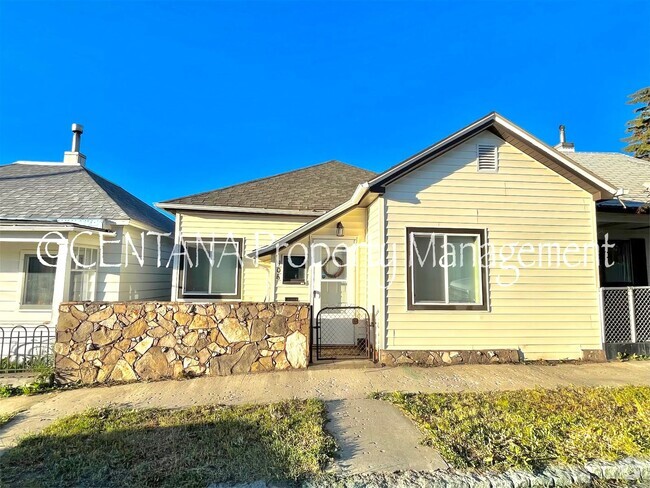 Building Photo - Cute 2 bedroom home up on the hill- short ...