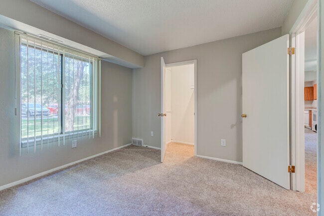 2BR, 1BA - 900SF - Master Bedroom