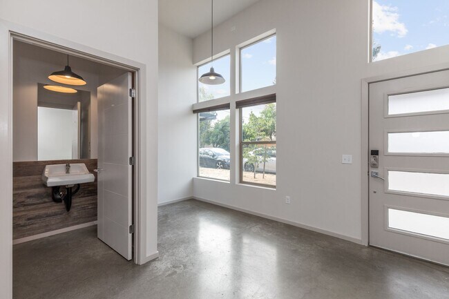 Photo - Stylish 3 BR/ 2/5 BA townhouse in Seattle