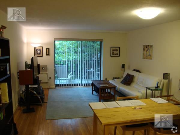Building Photo - 1 bedroom in Brookline MA 02446 Unit 101 Rental