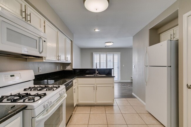 Building Photo - GORGEOUS HOME WITH TONS OF UPGRADES*GATED COMMUNITY WITH A COMMUNITY POOL*