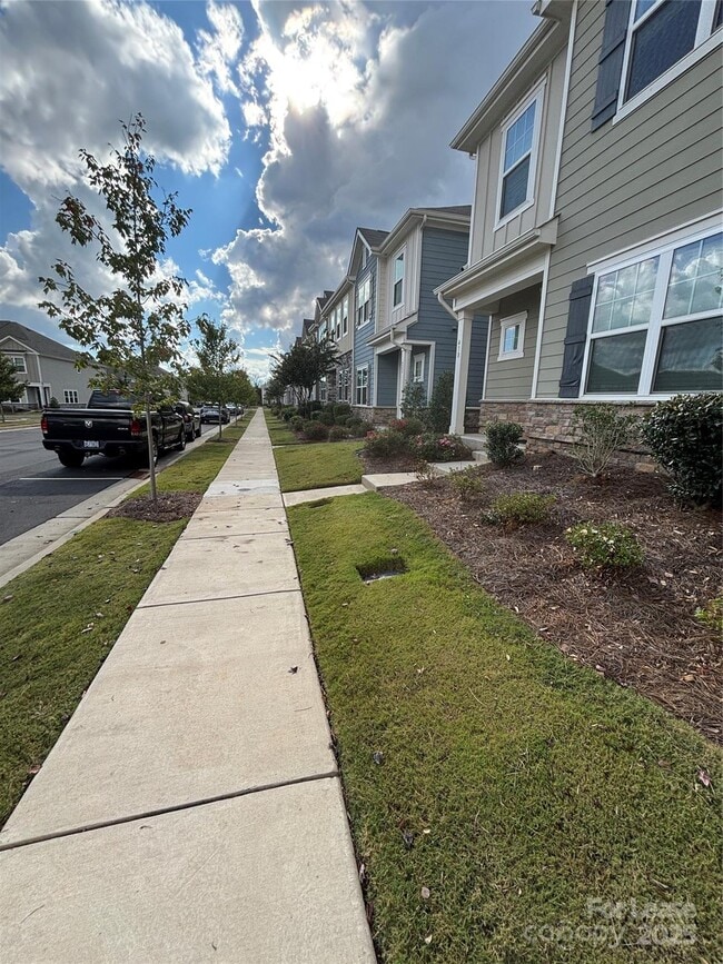 Photo - 414 Sagecroft Ln