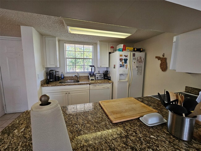 Building Photo - 6355 La Costa Dr Unit K