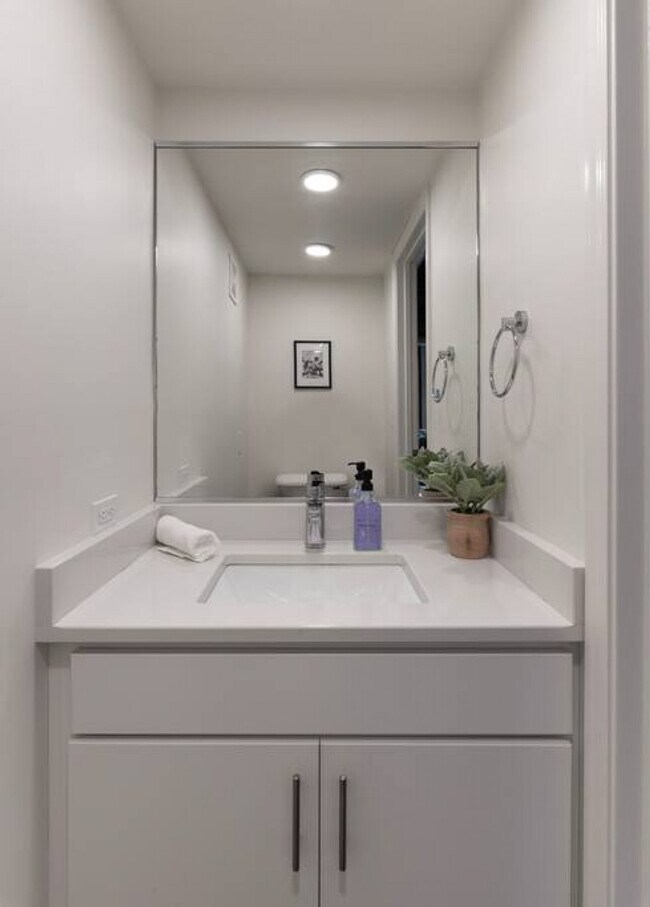 120 E 13th St Unit SI ID1056091P
