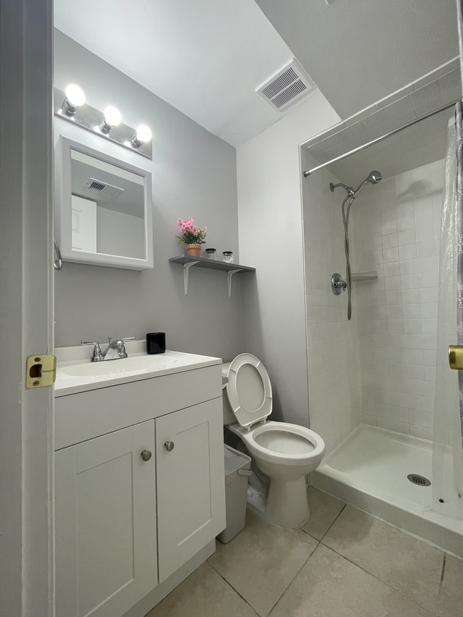 Baño - 9059 Centerway Rd Unidad Basement