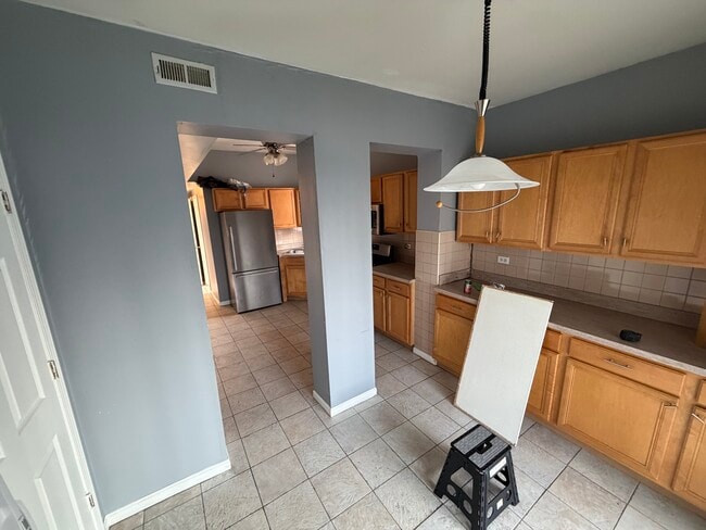 Kitchen - 4710 W Jackson Blvd Unit 2