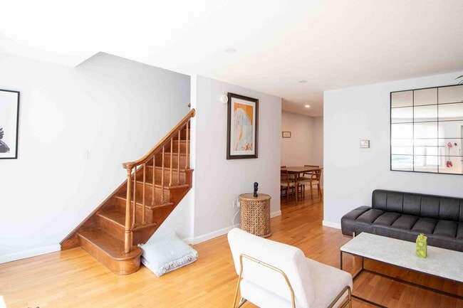 Building Photo - 2 Bedroom Condo Available August 1st