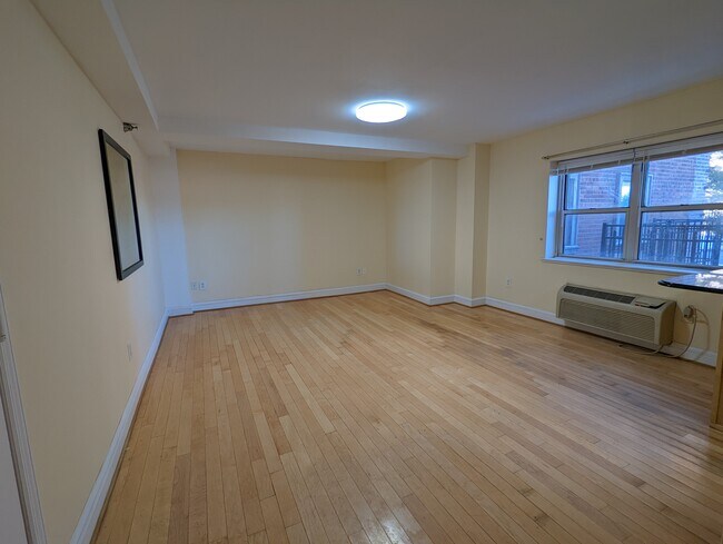 Living Room / Dining Room - 70 S Munn Ave Unit 102