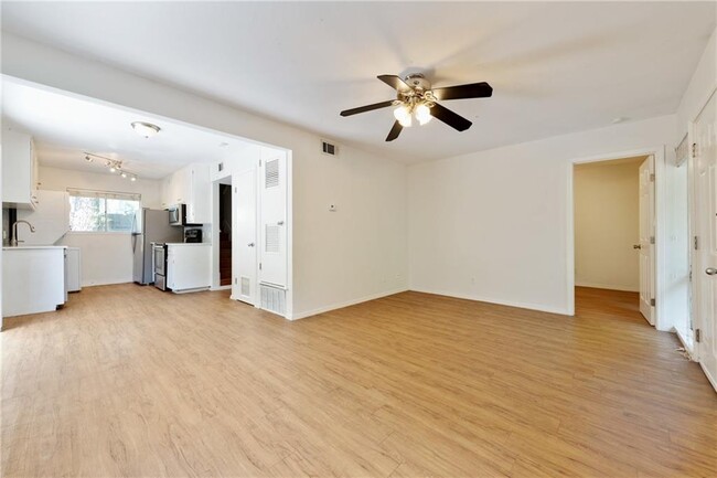 Photo - 607 E 43rd St Townhome