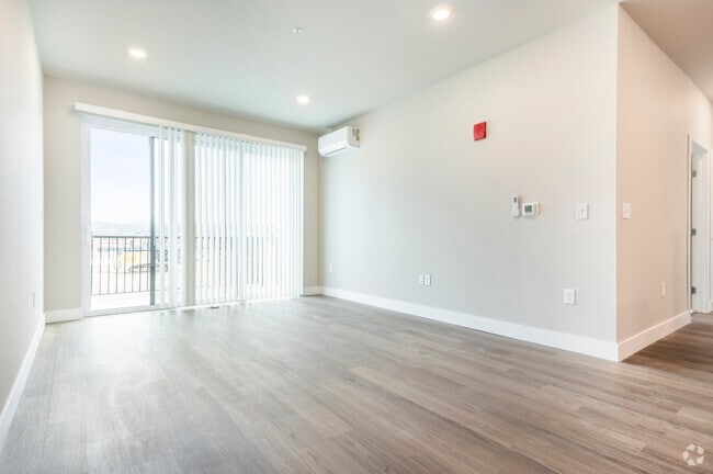 2BR, 1BA - 1013SF - Living Room