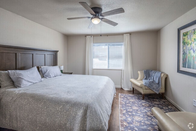 1 habitación, 1 baño - 849 pies cuadrados - Dormitorio - Pine Tree Apartments