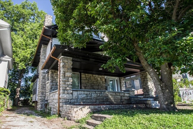 Photo - Move fast on this one. Apply within 24 hours of your showing and lock in $250 off your monthly re...